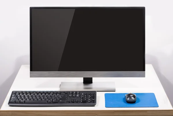 Настольный компьютер с экраном, изолированным от белого — стоковое фото
