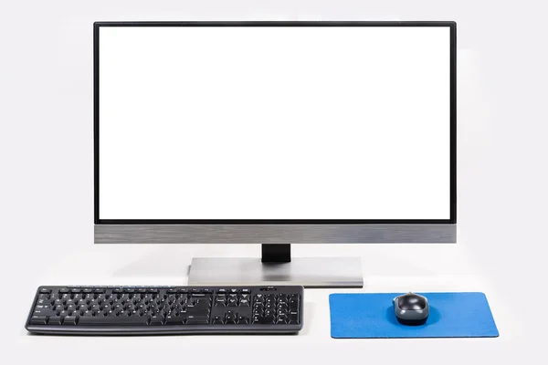 Настольный компьютер с белым экраном, изолированным на белом — стоковое фото