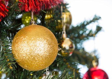 Altın Noel süs Noel ağacı üzerinde