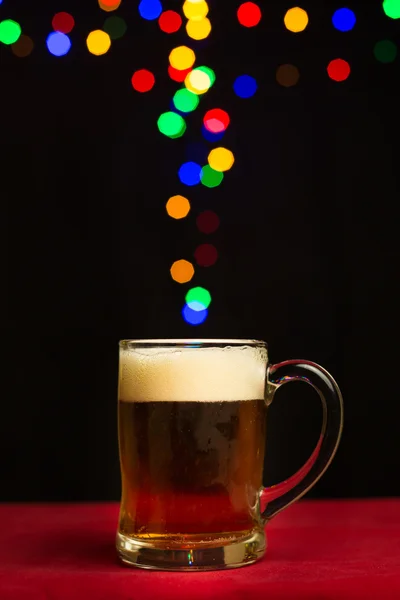 Luces bokeh flotando de un vaso de cerveza — Foto de Stock