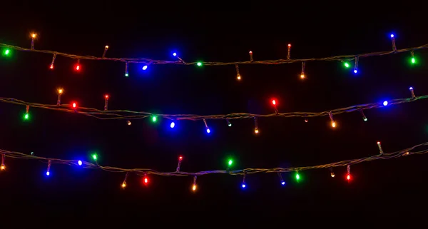 Siyah arkaplanda renkli noel ışıkları