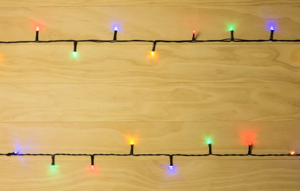 Ahşap arka planda Noel ışıkları