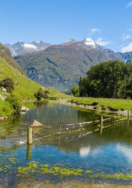 küçük gölet ve dağ