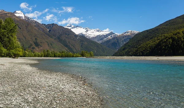 Majestuoso paisaje de montaña y arroyo —  Fotos de Stock