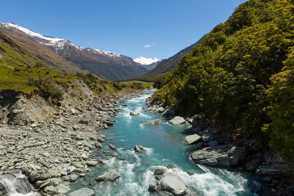 Majestueuze bergen en stream landschap — Stockfoto