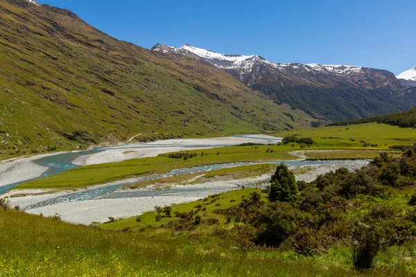 Majestueuze bergen en stream landschap — Stockfoto