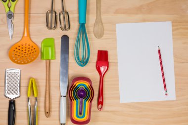 boş kağıt anad kalem ile pasta ve pişirme araçları