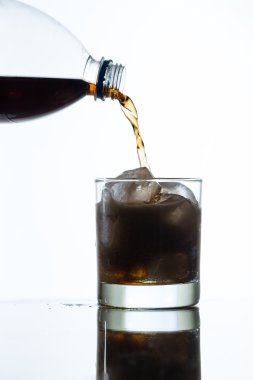Cola İçecek cam içine dökme