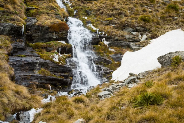 Hermosa cascada pequeña en la cima de la montaña Remarkables — Foto de Stock