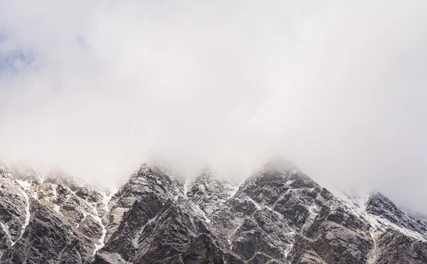 Cubierta de pico de montaña con nubes y nieve —  Fotos de Stock