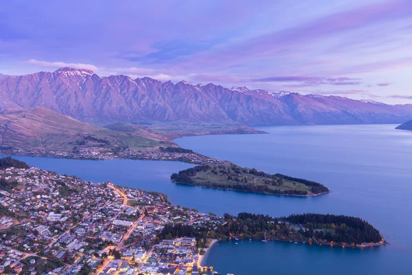 Queenstown vista aérea no crepúsculo . — Fotografia de Stock