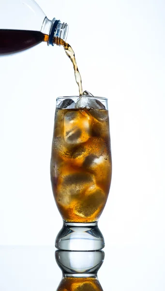 Derramando bebida cola em vidro — Fotografia de Stock