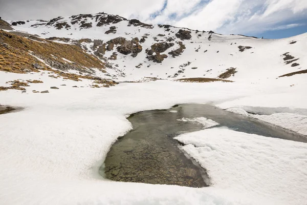 Ledovcové jezero v horách — Stock fotografie