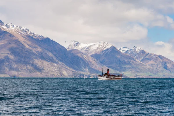 Navio a vapor navegando no Lago Wakatipu — Fotografia de Stock