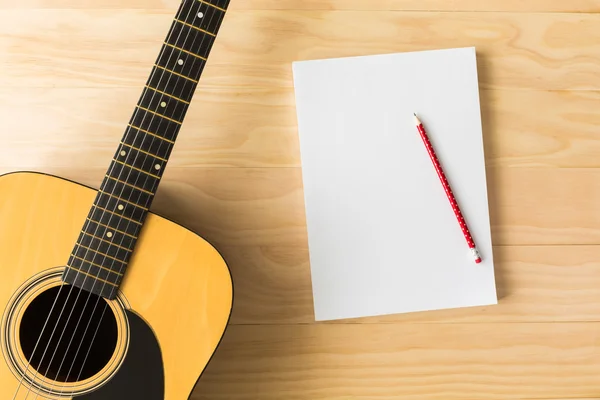 Guitarra acústica sobre madera — Foto de Stock