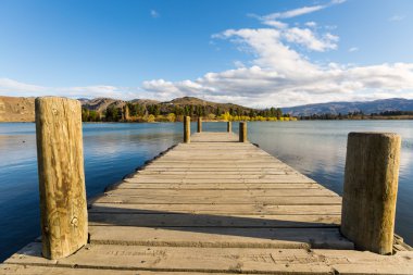 Göl kenarındaki ahşap iskele