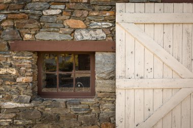 pencere ve taş duvar