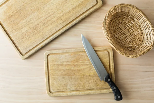 Faca de cozinha na placa de corte — Fotografia de Stock