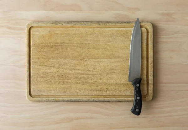 Faca de cozinha na placa de corte — Fotografia de Stock