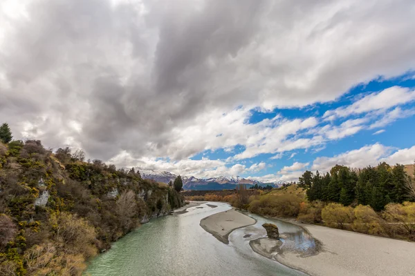 Shotover річка, Нова Зеландія і хмарно фону — стокове фото