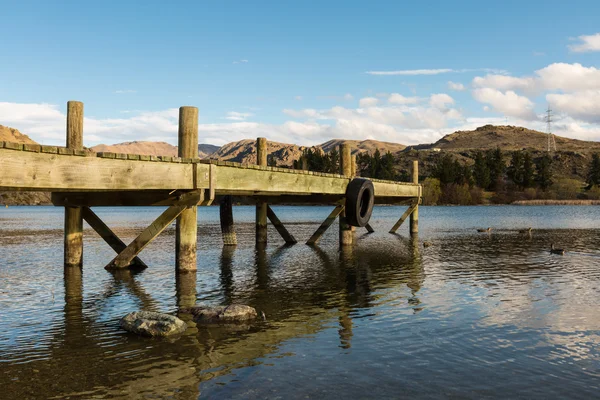 Muelle de madera junto al lago —  Fotos de Stock