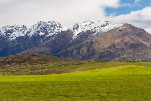 Campo verde y paisaje de montaña —  Fotos de Stock