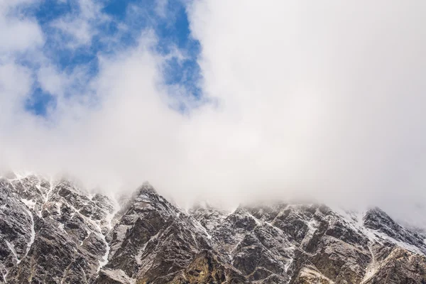 Cubierta de pico de montaña con nube —  Fotos de Stock