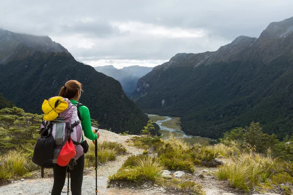 Randonneur femme avec sac à dos regardant la vue sur Routeburn Flat — Photo