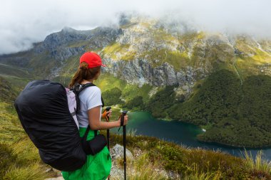 Göl Mackenzie bakıyordu sırt çantası ile kadın uzun yürüyüşe çıkan kimse