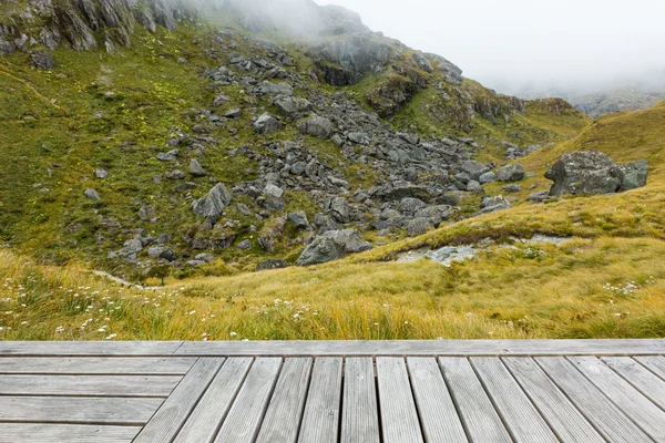 Tavola di legno con vista alpina — Foto Stock