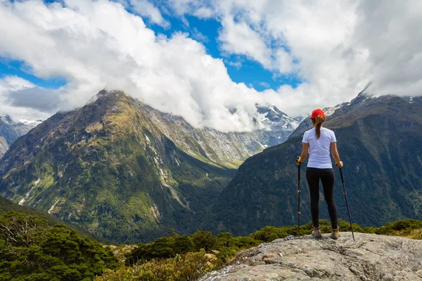 Donna escursionista gode la vista di Key Summit con Ailsa Mountain a — Foto Stock
