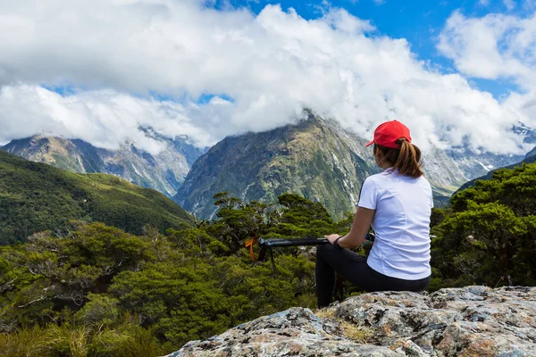 Femme randonneuse jouit de la vue du sommet clé avec la montagne Ailsa à — Photo
