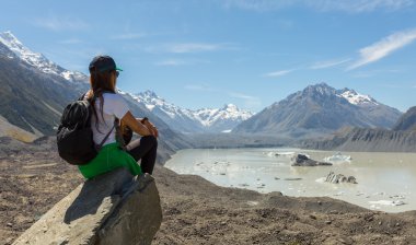 sırt çantası ile kadın uzun yürüyüşe çıkan kimse cliff ve göz kenarında oturmak 