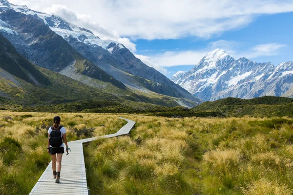 Randonnée pédestre femme sur Hooker Valley Track — Photo