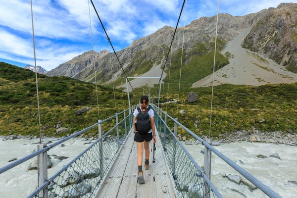 Femme randonneuse marchant sur le pont — Photo