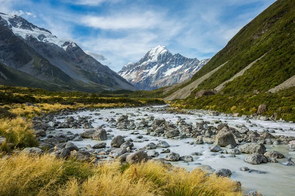 Prachtige rivier en berg landschap in Mount Cook nationale Pa — Stockfoto