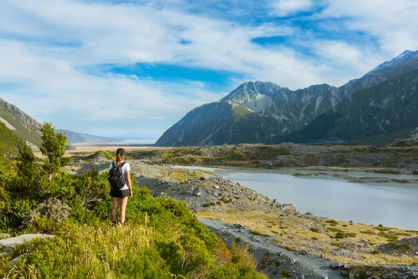 Woman hiker in Mount Cook National Park — Stock Photo, Image