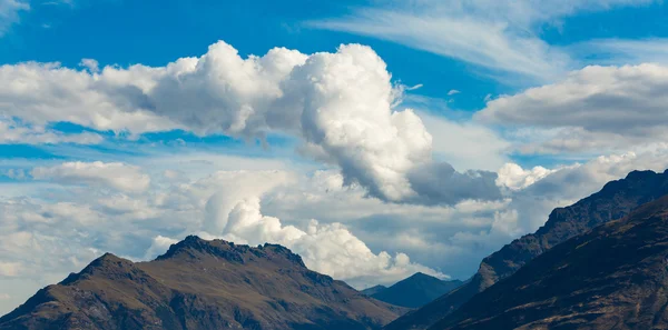 Nuvens fofas acima da montanha — Fotografia de Stock