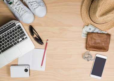 Öğrenci öğeler ahşap arka plan üzerinde