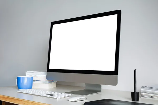 Рабочий стол с компьютером — стоковое фото