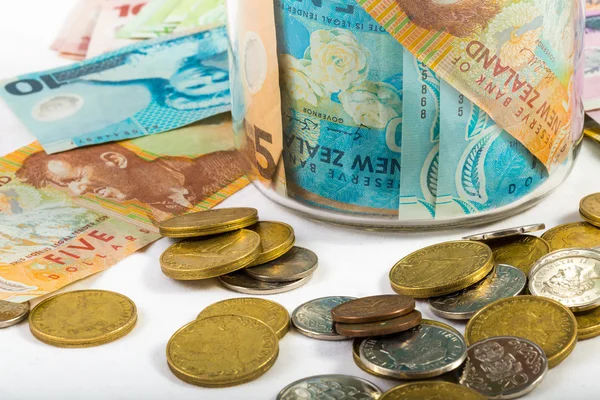 Bankovky a mince v Novém Zélandu měně — Stock fotografie