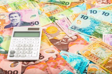 Yeni Zelanda para biriminde hesap makinesi ve dolar faturaları