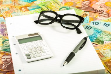 Yeni Zelanda para biriminde hesap makinesi ve dolar faturaları