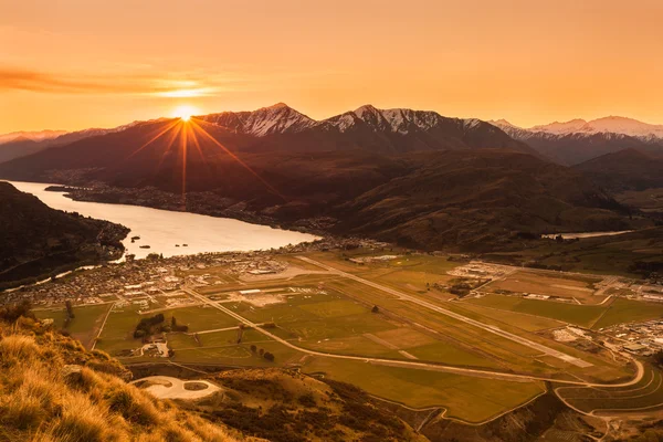 Lago e paisagem montanhosa — Fotografia de Stock