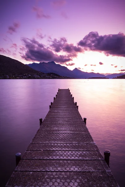 Muelle de madera en el lago —  Fotos de Stock