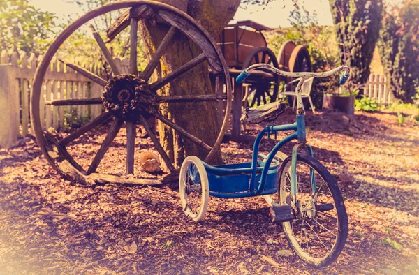 Gamla barn trehjuling — Stockfoto