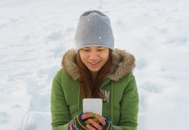 Kayak alanı cep telefonu kullanan mutlu kadın