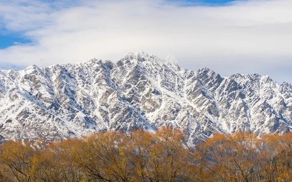 Montaña cubierta de nieve —  Fotos de Stock