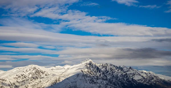 Montaña cubierta de nieve —  Fotos de Stock