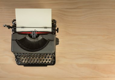 ahşap arka plan üzerinde yalıtılmış bağbozumu daktilo
